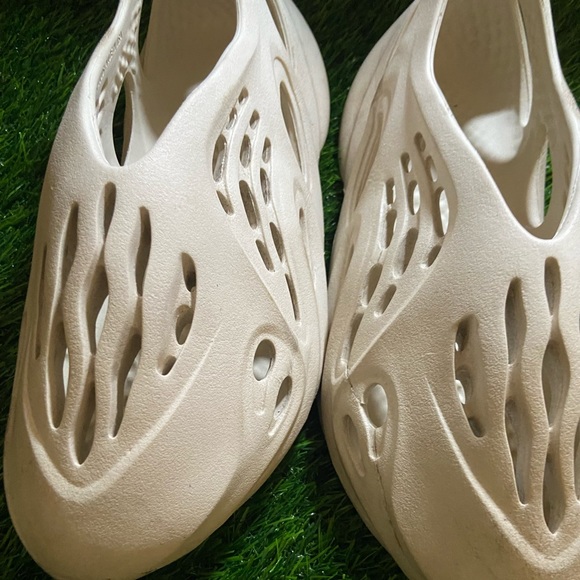 Yeezy Foam Runner Sand - Picture 3 of 4